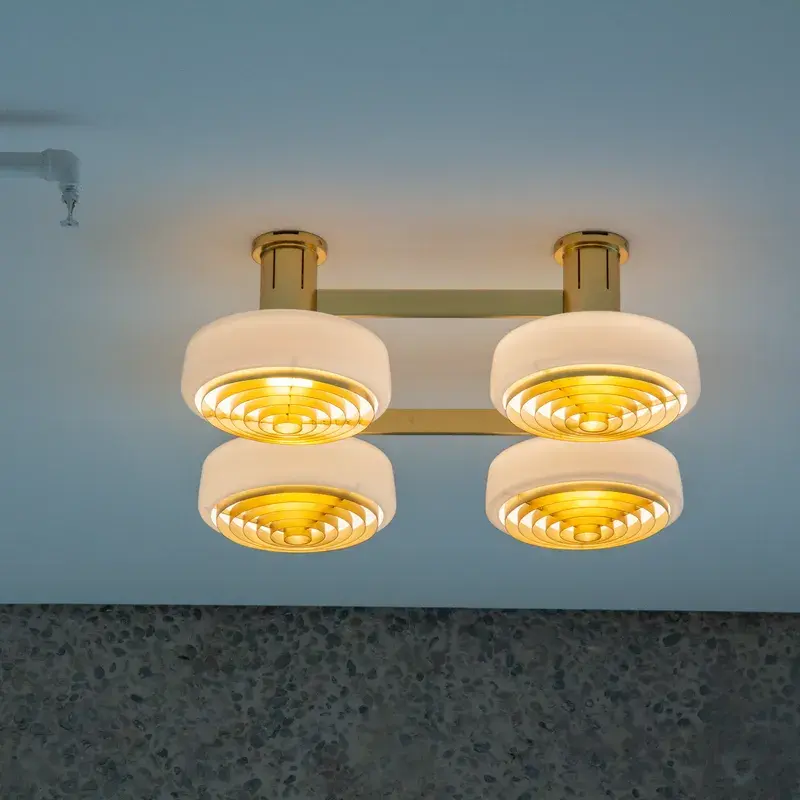 Gjenskapte 1958 lamper i Høyblokken (i nytt regjeringskvartal) Gjenskapte 1958 lamper i Høyblokken (i nytt regjeringskvartal)