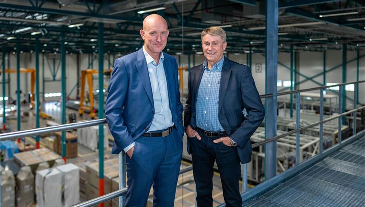 - Vi gikk for Columbus fordi de kan få jobben gjort raskt uten at vi må bruke for mye av våre egne folk, sier Fredrik Nordling, CEO i NordicEPOD (t.h) Her sammen fra fabrikkgulvet med kundeansvarlig Dagfinn Berge i Columbus. Foto: Hung Pham, Columbus