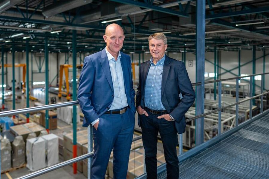 - Vi gikk for Columbus fordi de kan få jobben gjort raskt uten at vi må bruke for mye av våre egne folk, sier Fredrik Nordling, CEO i NordicEPOD (t.h) Her sammen fra fabrikkgulvet med kundeansvarlig Dagfinn Berge i Columbus. Foto: Hung Pham, Columbus