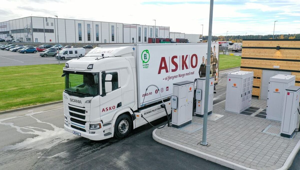 Denne Scania 40 R elektriske lastebilen med MCS-lading er den første i verden som skal gå ute hos kunde. ASKO Øst er første kunde som tar den i bruk, og det er Scania Pilot Partner som leverer bilen.