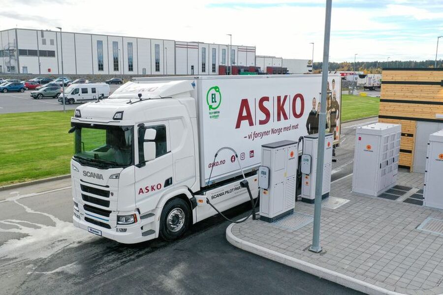 Denne Scania 40 R elektriske lastebilen med MCS-lading er den første i verden som skal gå ute hos kunde. ASKO Øst er første kunde som tar den i bruk, og det er Scania Pilot Partner som leverer bilen.