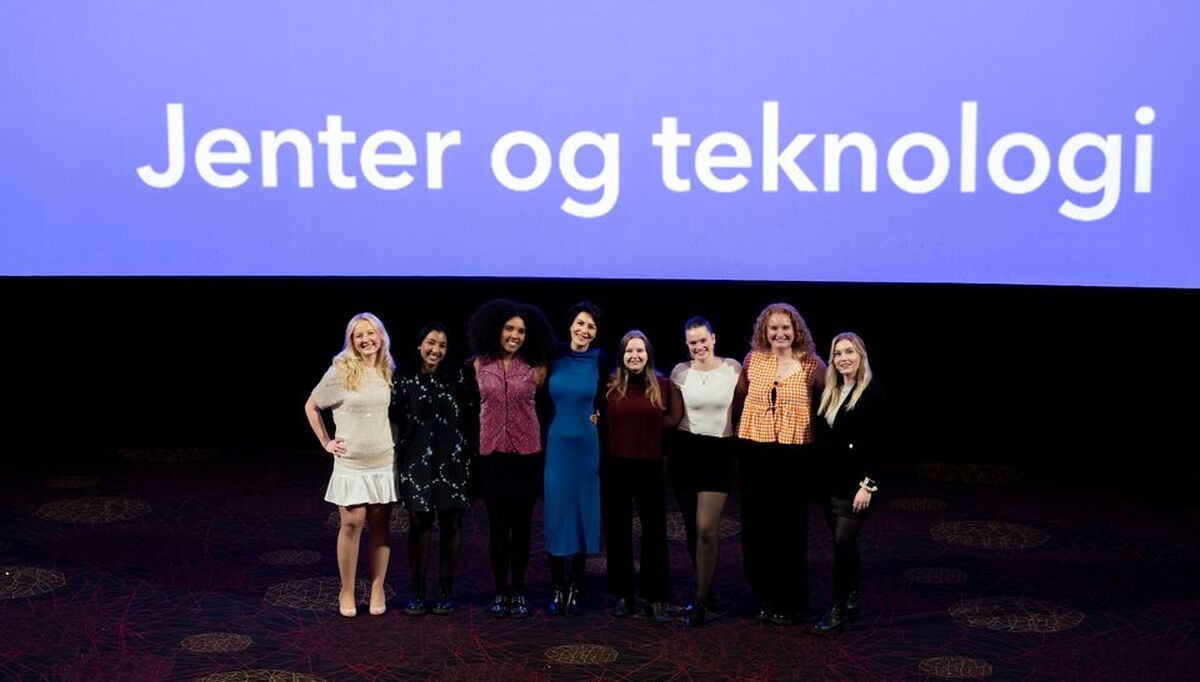 FÅR STORE KUTT: Jenter og Teknologi mister 850.000 kroner i Støtte. Her fra Oslo-arrangementet 16. oktober 2025, på scenen er årets rollemodeller. Foto: NITO / Bjarne Krogstad