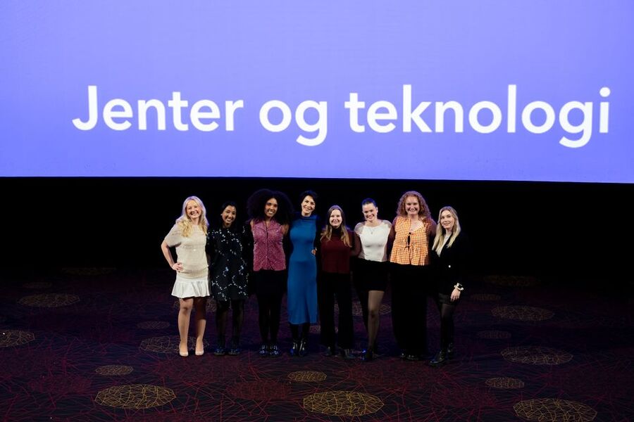 FÅR STORE KUTT: Jenter og Teknologi mister 850.000 kroner i Støtte. Her fra Oslo-arrangementet 16. oktober 2025, på scenen er årets rollemodeller. Foto: NITO / Bjarne Krogstad