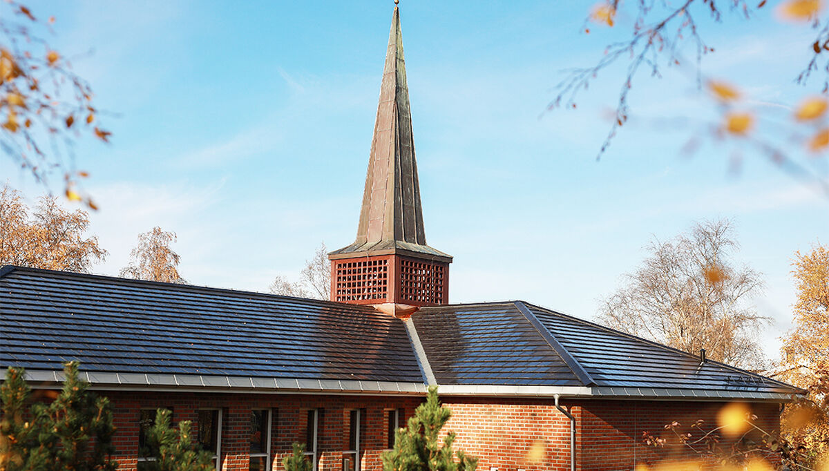 Solcelletak på kirke utført av Trondheim Elektro 40 kWp anlegg. Solcelletak på kirke utført av Trondheim Elektro 40 kWp anlegg.