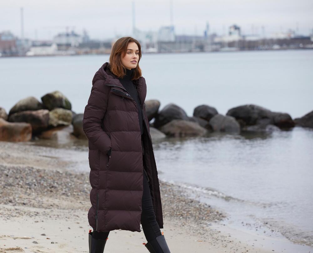 Junge dun kåpe vinrød