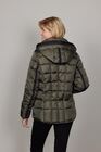 Junge kort dunjakke
