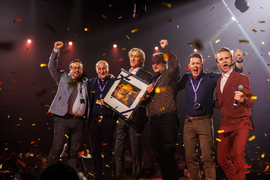 Det ble til slutt Function som kunne juble for seieren Årets stand 2025. Her på scenen sammen med Erik Solbakken (t.h.) som hadde æren av å avsløre vinneren. 