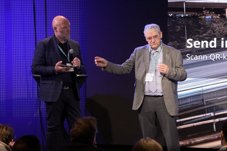 Komiteleder Eirik Selvik (til høyre) presenterte nok en versjon av NEK 400 på Elsikkerhetskonferansen i Oslo 21. oktober. Til venstre komiteens sekretær Tommy Lundekvam.