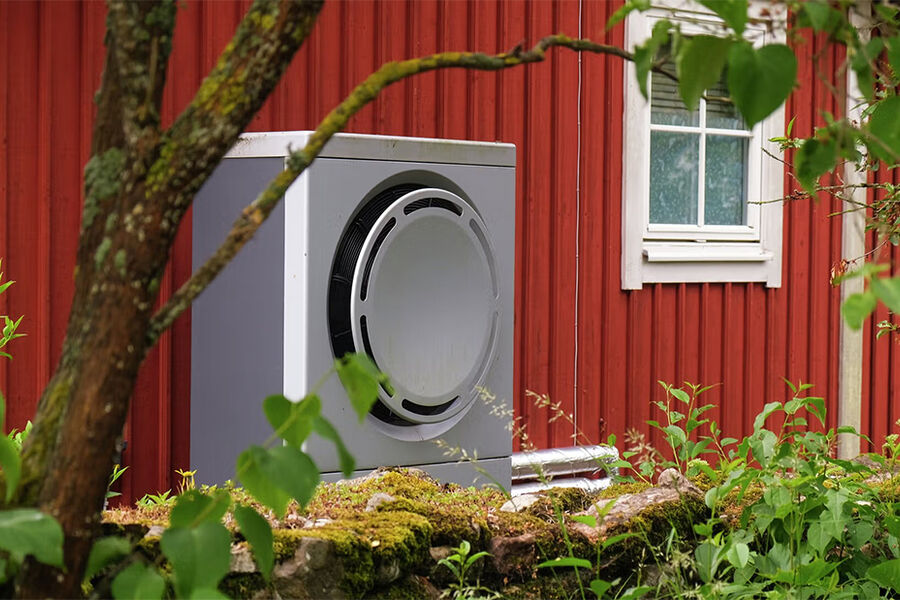 Utedel til luft-til-vann-varmepumpe. FOTO: Enova.