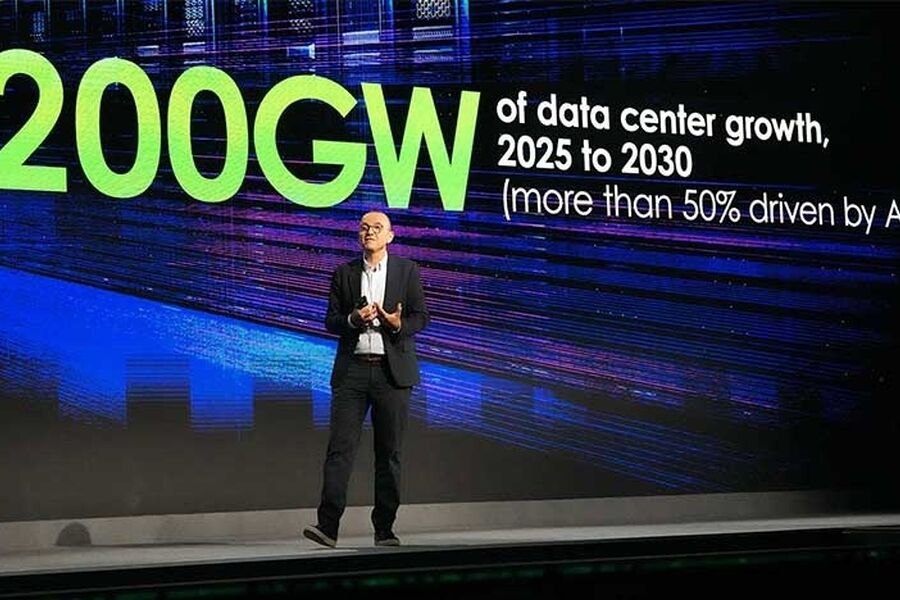 Olivier Blum inviterte industriledere til å bli med Schneider Electric som deres energiteknologipartner på Innovation Summit Copenhagen 2025. Foto: Stefania Nilsen, Schneider Electric.