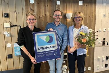 Overrekkelse av miljøfyrtårndiplom av ordfører til Minel Skogvang
