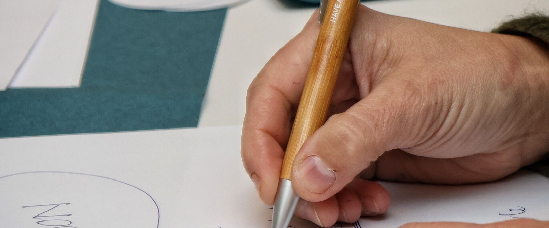 Nærbilde gruppearbeid idémyldring