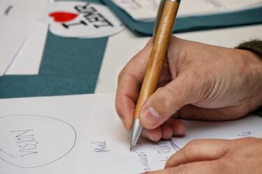 Nærbilde gruppearbeid idémyldring