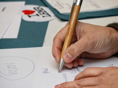 Nærbilde gruppearbeid idémyldring