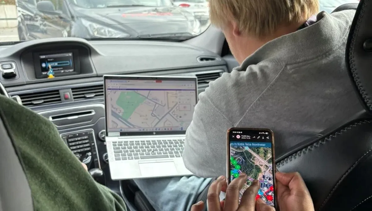 Den 16. oktober gjennomførte forskningsprosjektet Hypos en praktisk test av posisjonsbestemmelse i sanntid via 5G-nettet. Foto: Johan von Heijne / Ericsson Den 16. oktober gjennomførte forskningsprosjektet Hypos en praktisk test av posisjonsbestemmelse i sanntid via 5G-nettet. Foto: Johan von Heijne / Ericsson