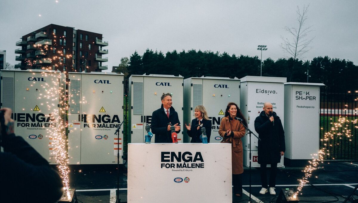 Mange prominente gjester var på plass under åpningen av energianlegget på Intility Arena. Foto: Vålerenga