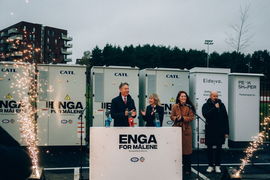 Mange prominente gjester var på plass under åpningen av energianlegget på Intility Arena. Foto: Vålerenga