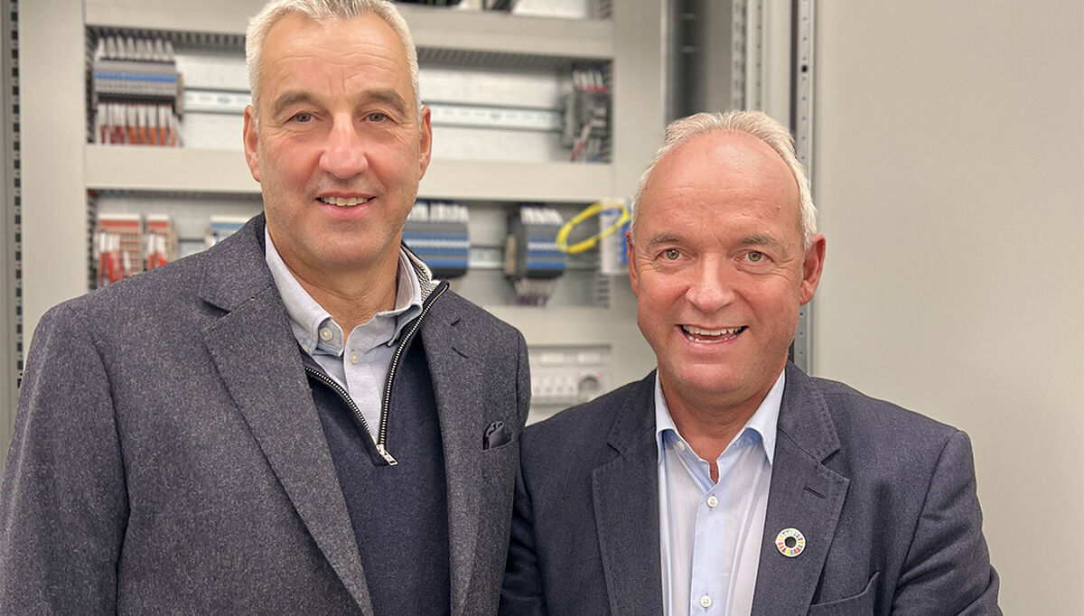 Jan Robert Ovesen tar over som regionsjef i NHO Elektro Nord. Til høyre styreleder Tom Erlend Kristiansen. Foto: Mariann Meby, Nordkontakt AS Jan Robert Ovesen tar over som regionsjef i NHO Elektro Nord. Til høyre styreleder Tom Erlend Kristiansen. Foto: Mariann Meby, Nordkontakt AS