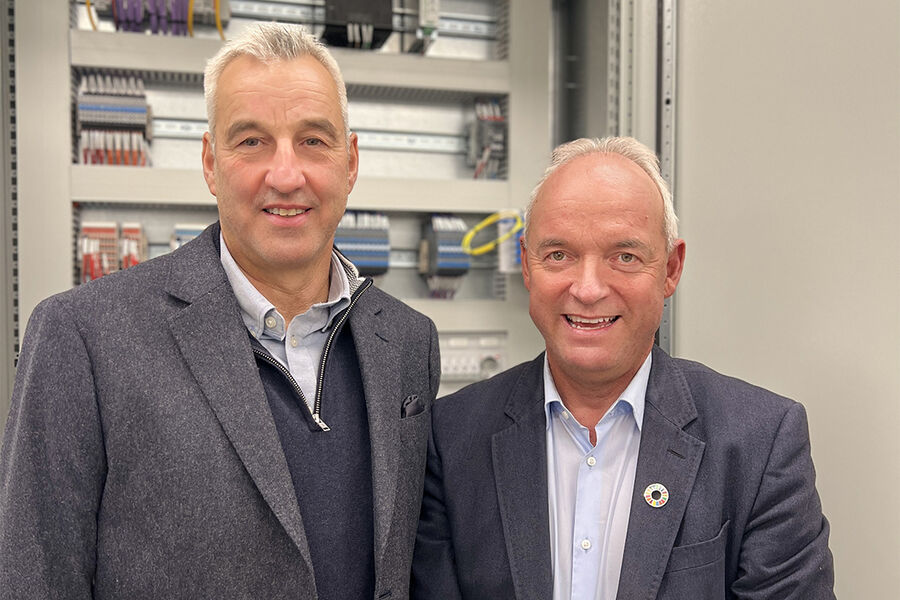 Jan Robert Ovesen tar over som regionsjef i NHO Elektro Nord. Til høyre styreleder Tom Erlend Kristiansen. Foto: Mariann Meby, Nordkontakt AS