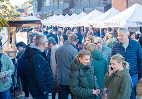 Foto av matmarkedet under Matlystfestivalen