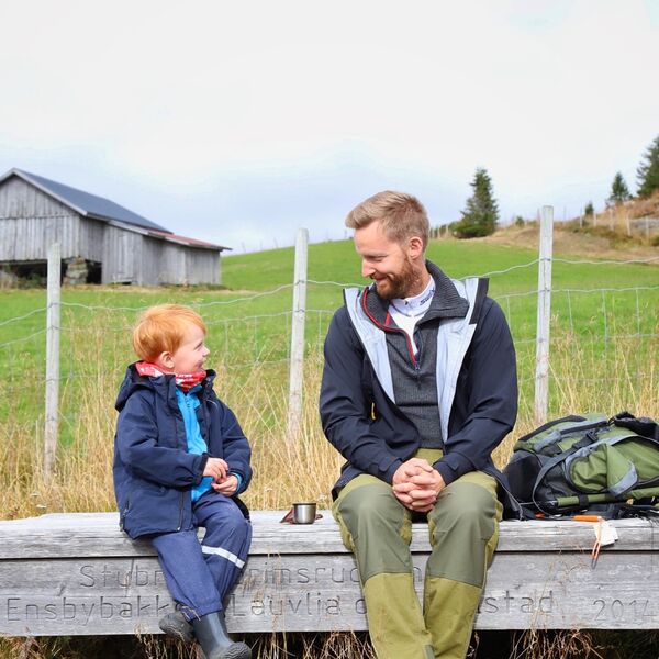 Far og sønn på melkerampa