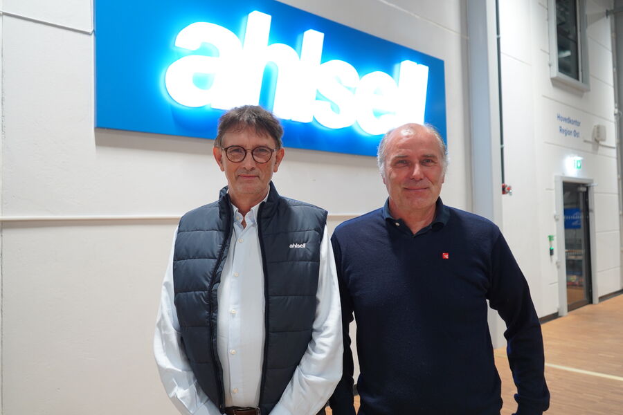 På bildet fra venstre: Terje Olaf Olsen Øverby (Kateogorisjef Elektro i Ahlsell Norge AS) og Erik Nordermoen (Salgsdirektør i SG Armaturen AS).