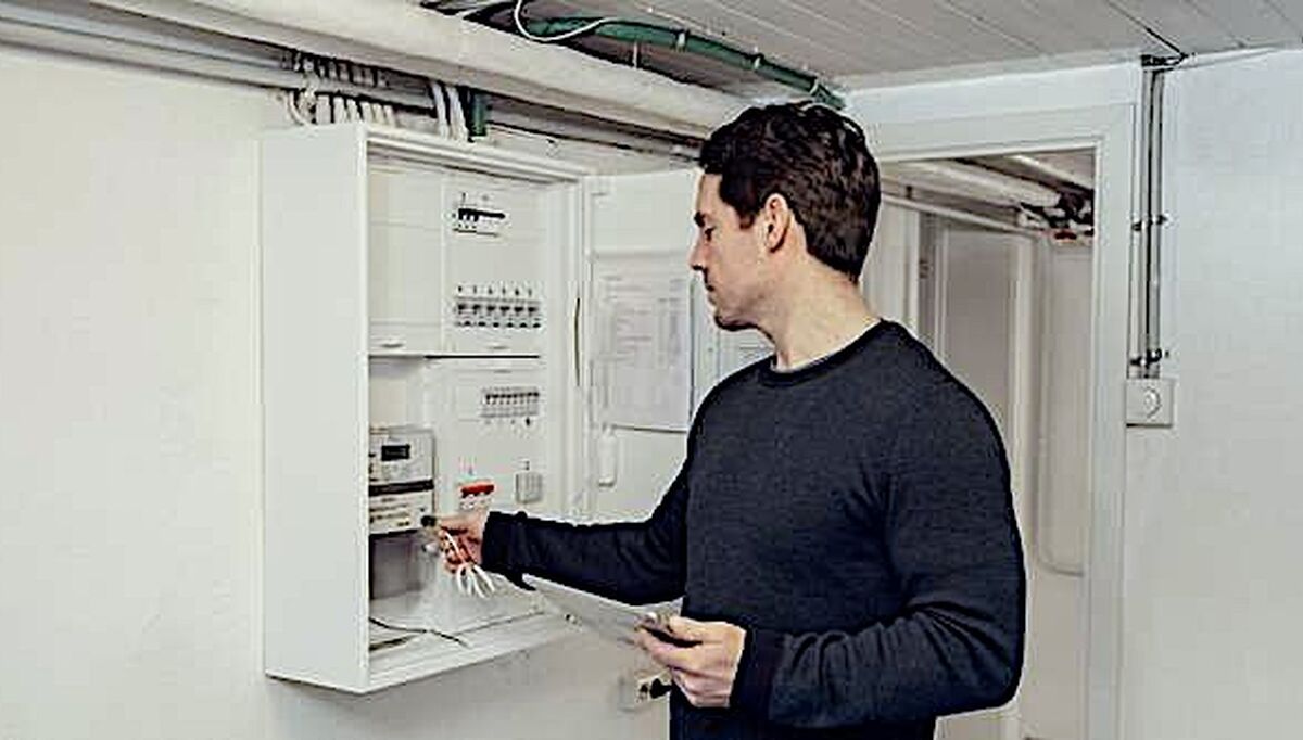 å bildet fra venstre: Terje Olaf Olsen Øverby (Kateogorisjef Elektro i Ahlsell Norge AS) og Erik Nordermoen (Salgsdirektør i SG Armaturen AS). å bildet fra venstre: Terje Olaf Olsen Øverby (Kateogorisjef Elektro i Ahlsell Norge AS) og Erik Nordermoen (Salgsdirektør i SG Armaturen AS).