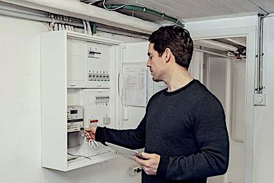 å bildet fra venstre: Terje Olaf Olsen Øverby (Kateogorisjef Elektro i Ahlsell Norge AS) og Erik Nordermoen (Salgsdirektør i SG Armaturen AS).