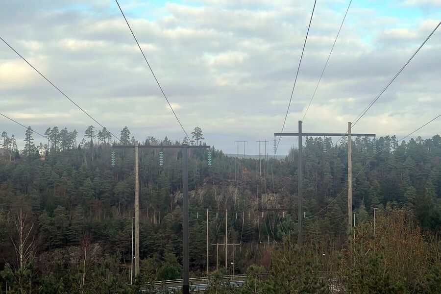 De to linjene inn til Timenes transformatorstasjon i Kristiansand er nå temperatur-oppgradert, og har fått en kapasitetsøkning på ca. 15 prosent. Foto : Glitre Nett