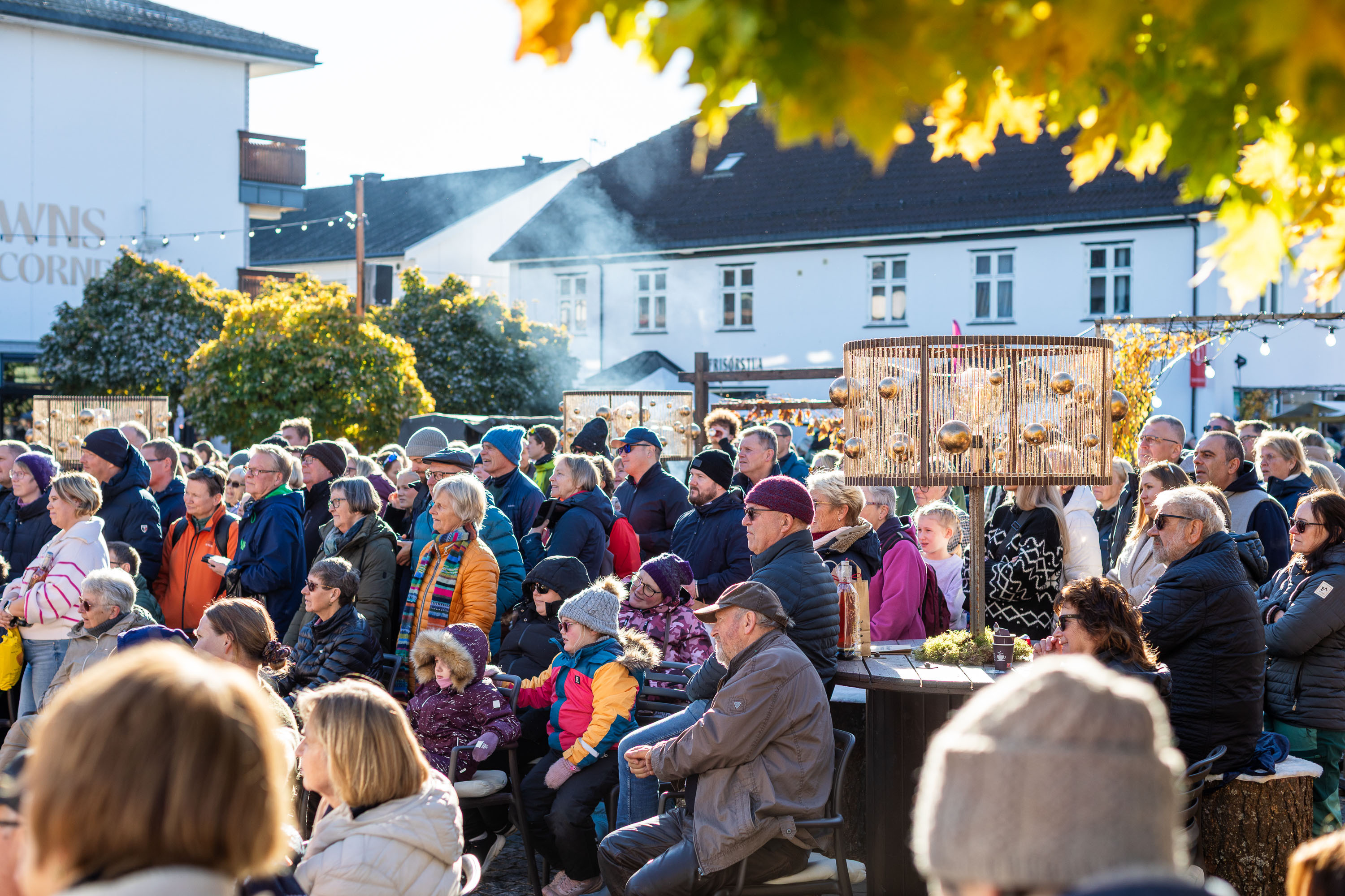 Foto av publikum på Brumunddal torg