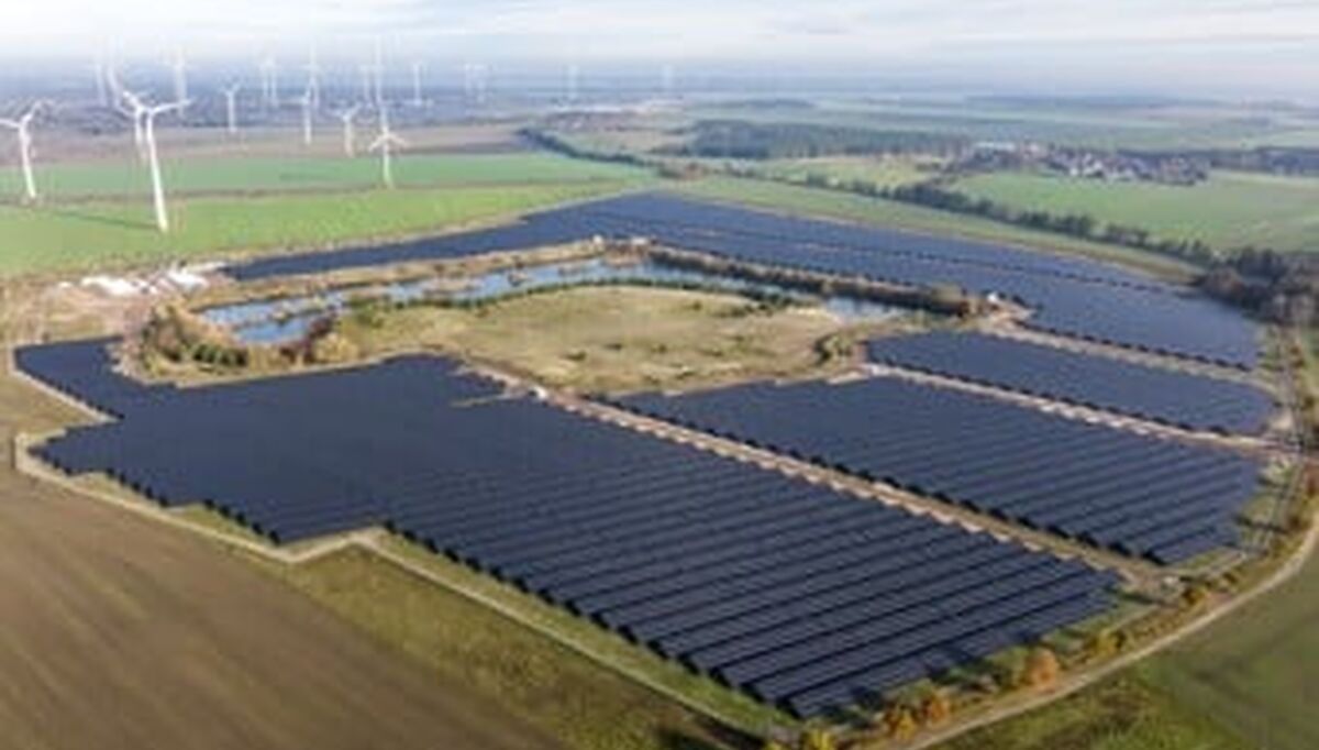 Statkraft har investert 45 millioner euro i hybridanlegget som er bygget i et tidligere grustak..