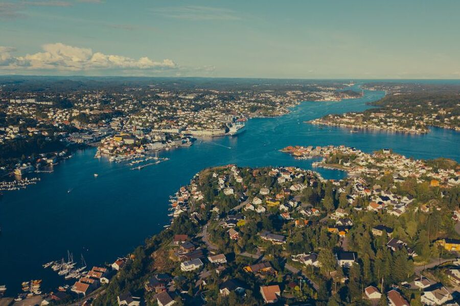 I 2020 ble Arendal valgt som lokasjon for en planlagt gigafabrikk som skal produsere litium-ion-batterier.