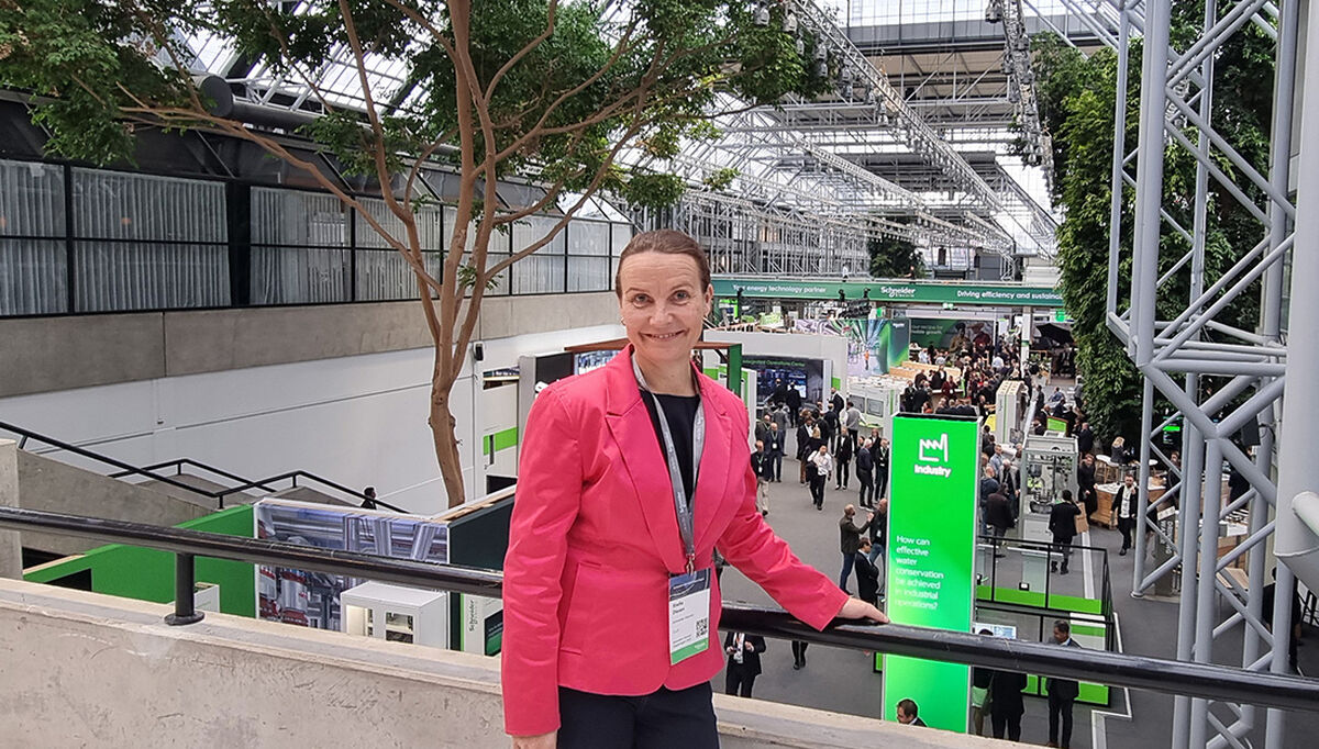 – AI-datasentre er helt annerledes enn tradisjonelle datasentre for skytjenester. De krever høyere tetthet, kraftigere GPUer og mer avansert kjøling. Det krever ny kompetanse og en annen måte å tenke på, sier Stella Diesen, visepresident for Secured Power Nordics and Baltics i Schneider Electric. – AI-datasentre er helt annerledes enn tradisjonelle datasentre for skytjenester. De krever høyere tetthet, kraftigere GPUer og mer avansert kjøling. Det krever ny kompetanse og en annen måte å tenke på, sier Stella Diesen, visepresident for Secured Power Nordics and Baltics i Schneider Electric.