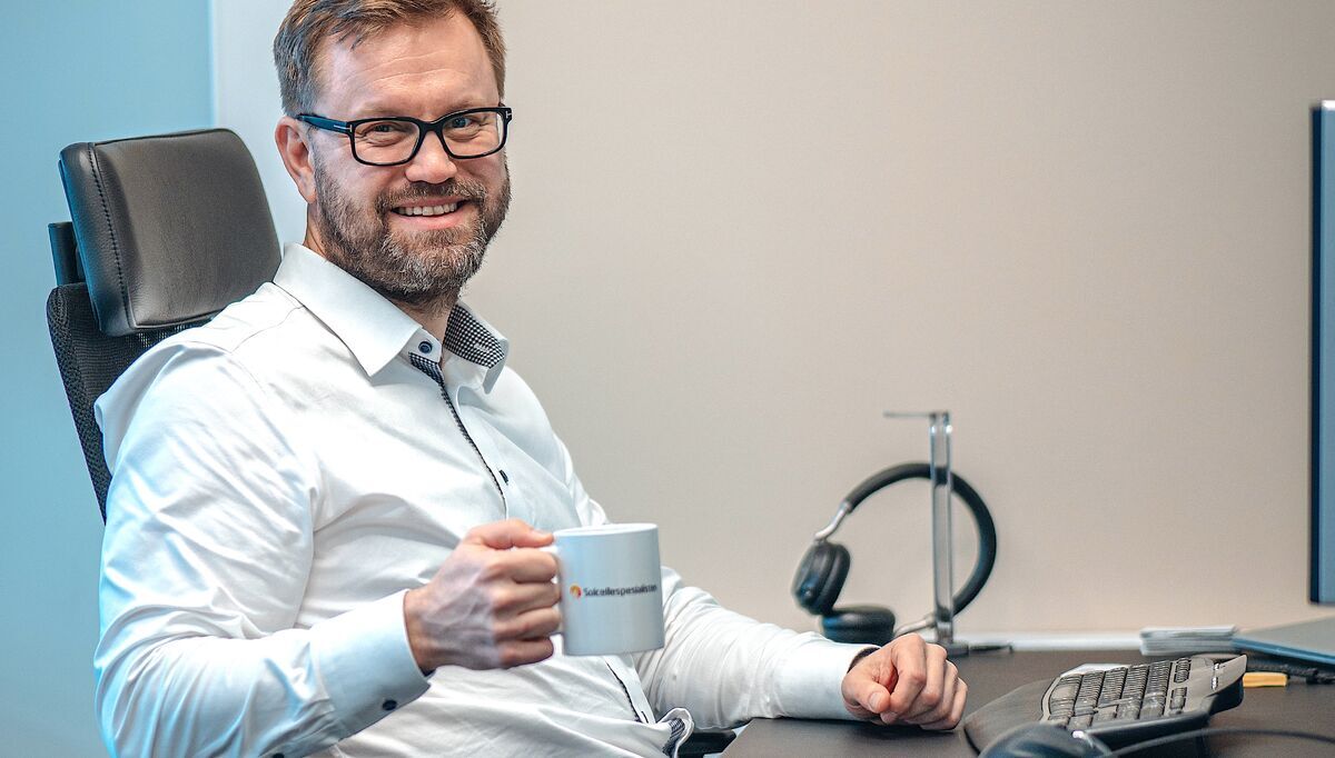 Solcellespesialisten ble stiftet av Carl Christian Strømberg i 2005, og kan vise til en formidabel vekst inntil markedet snudde. Han solgte eierskapet til FSN Capital i forkant av kollapsen og gikk over i ny rolle som leder for vekst og produktutvikling. Solcellespesialisten ble stiftet av Carl Christian Strømberg i 2005, og kan vise til en formidabel vekst inntil markedet snudde. Han solgte eierskapet til FSN Capital i forkant av kollapsen og gikk over i ny rolle som leder for vekst og produktutvikling.