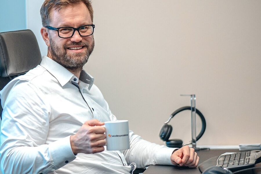 Solcellespesialisten ble stiftet av Carl Christian Strømberg i 2005, og kan vise til en formidabel vekst inntil markedet snudde. Han solgte eierskapet til FSN Capital i forkant av kollapsen og gikk over i ny rolle som leder for vekst og produktutvikling.