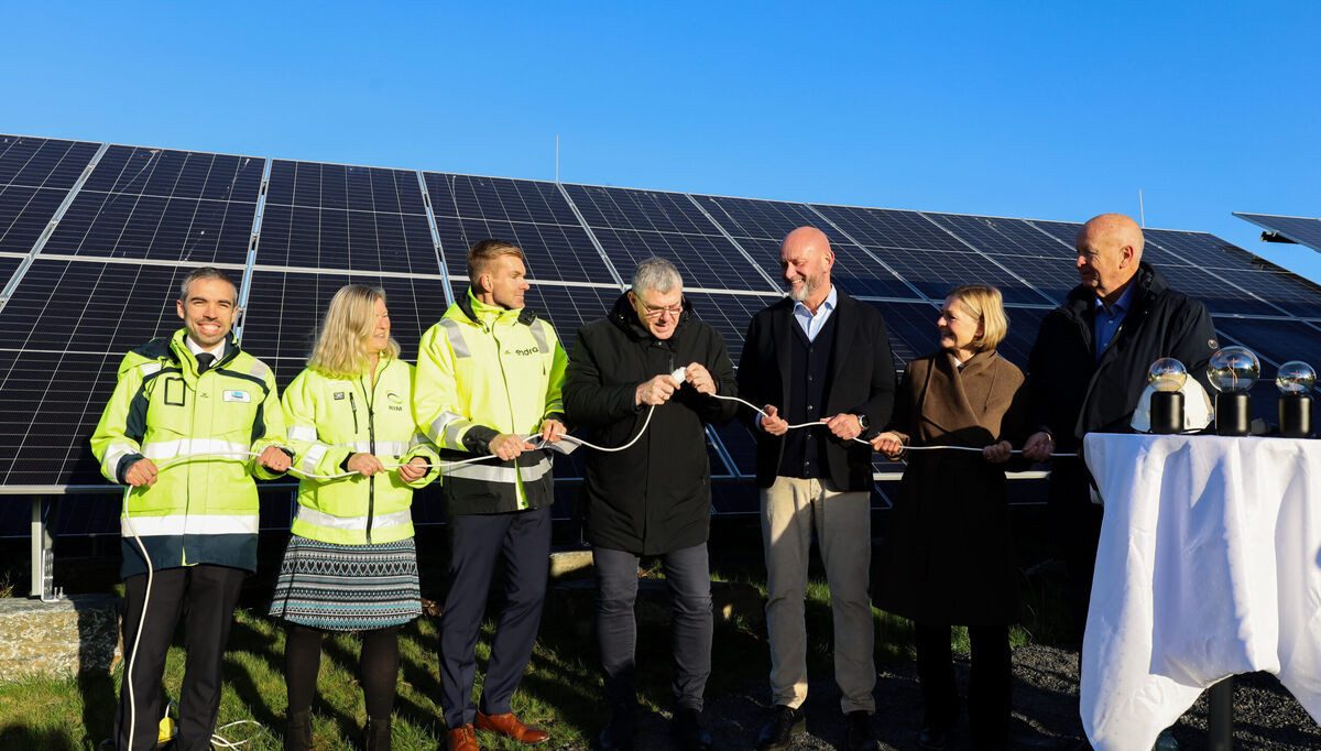 Kraftverket er etablert på et tidligere avfallsdeponi, som nå får nytt liv som arena for fornybar kraftproduksjon. Her fra åpningen. Foto: Endra Kraftverket er etablert på et tidligere avfallsdeponi, som nå får nytt liv som arena for fornybar kraftproduksjon. Her fra åpningen. Foto: Endra