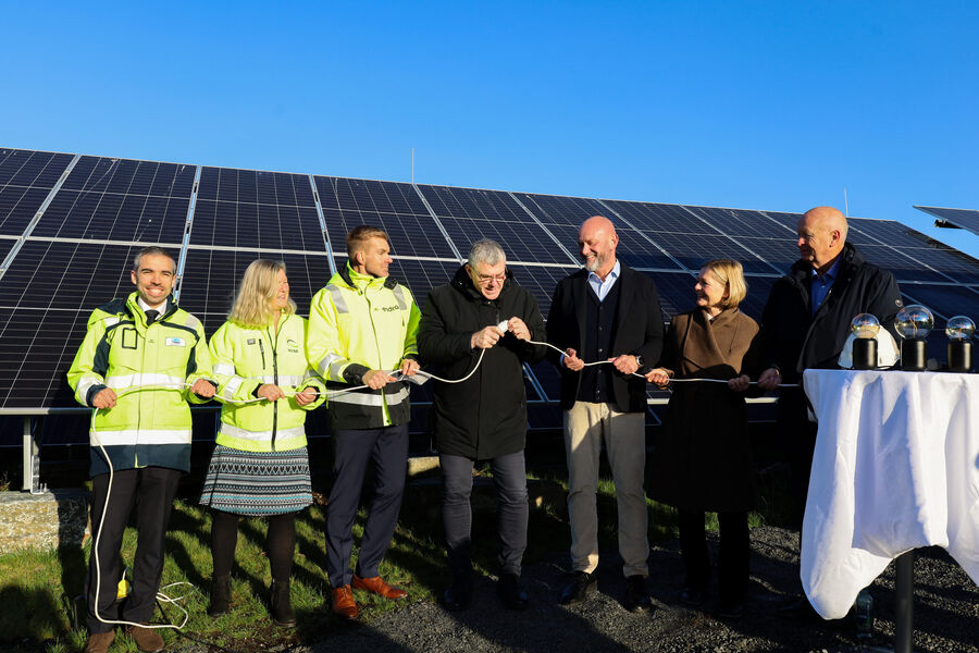 Kraftverket er etablert på et tidligere avfallsdeponi, som nå får nytt liv som arena for fornybar kraftproduksjon. Her fra åpningen. Foto: Endra