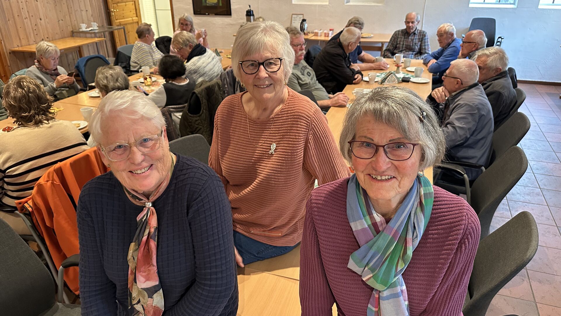 Tre sentrale damer i driften av onsdagskafeen på Bokemoa: Karin Langås (tv), Tove Revetal og Inger Johannes Aarvold.