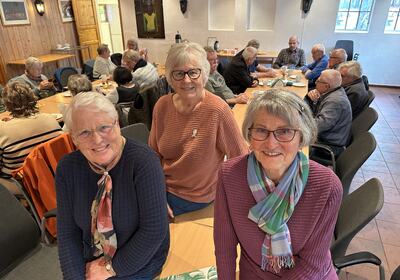 Tre sentrale damer i driften av onsdagskafeen på Bokemoa: Karin Langås (tv), Tove Revetal og Inger Johannes Aarvold.