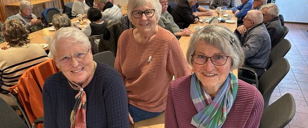 Tre sentrale damer i driften av onsdagskafeen på Bokemoa: Karin Langås (tv), Tove Revetal og Inger Johannes Aarvold.