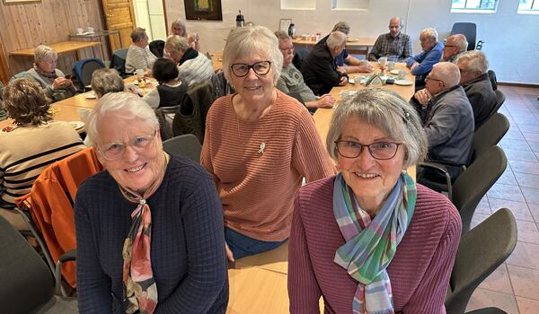 Tre sentrale damer i driften av onsdagskafeen på Bokemoa: Karin Langås (tv), Tove Revetal og Inger Johannes Aarvold.