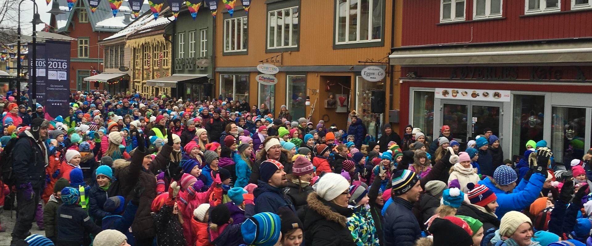 Masse folk i gågata