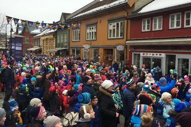 Masse folk i gågata