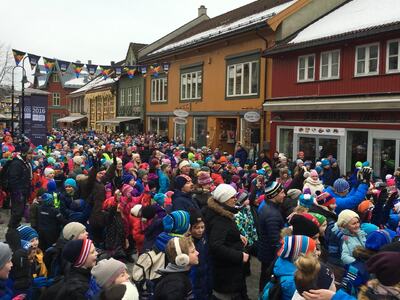 Masse folk i gågata