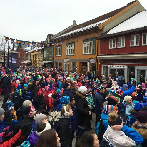 Masse folk i gågata