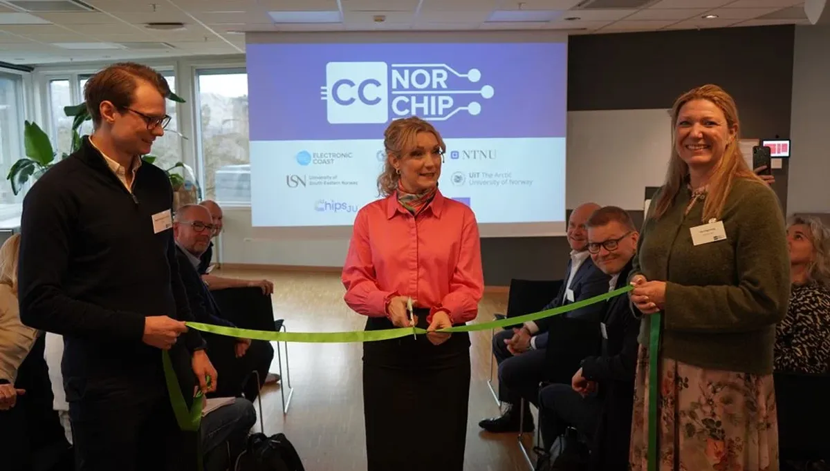 CC-NorChip fikk storfint besøk under den offisielle åpningen i november. Digitaliserings- og forvaltningsminister Karianne Tung klippet det symbolske silkebåndet og erklærte senteret for åpnet, godt hjulpet av Vegard Standeren Olsen, forsker i SINTEF Digital og leder av CC-NorChip og Linn Fagerberg, daglig leder i Electronic Coast. Foto: William Husby Hoven / SINTEF CC-NorChip fikk storfint besøk under den offisielle åpningen i november. Digitaliserings- og forvaltningsminister Karianne Tung klippet det symbolske silkebåndet og erklærte senteret for åpnet, godt hjulpet av Vegard Standeren Olsen, forsker i SINTEF Digital og leder av CC-NorChip og Linn Fagerberg, daglig leder i Electronic Coast. Foto: William Husby Hoven / SINTEF