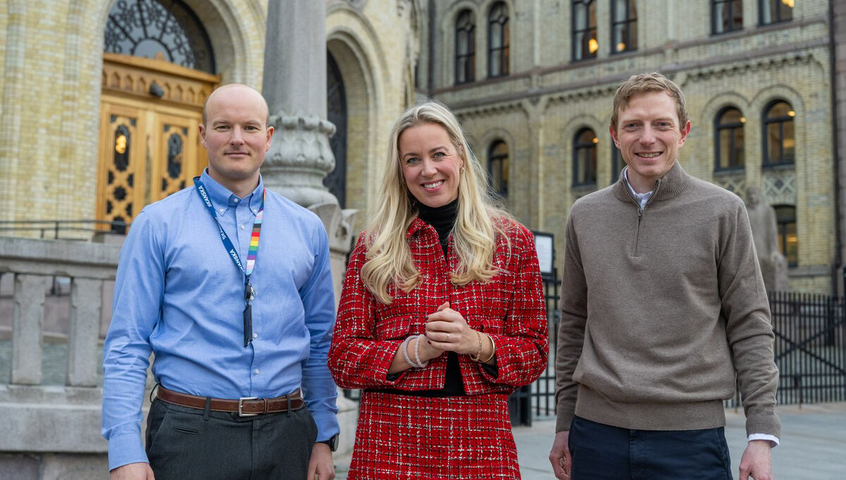 Fra venstre: Simen Kjøllmoen (Skanska), Gina Marie Qvale (EBA) og Ivar Sletta (Veidekke) møtte stortingsrepresentant Anne Kristine Linnestad fra transport- og kommunikasjonskomiteen på Stortinget. Foto: Stian Norum Herlofsen, EBA