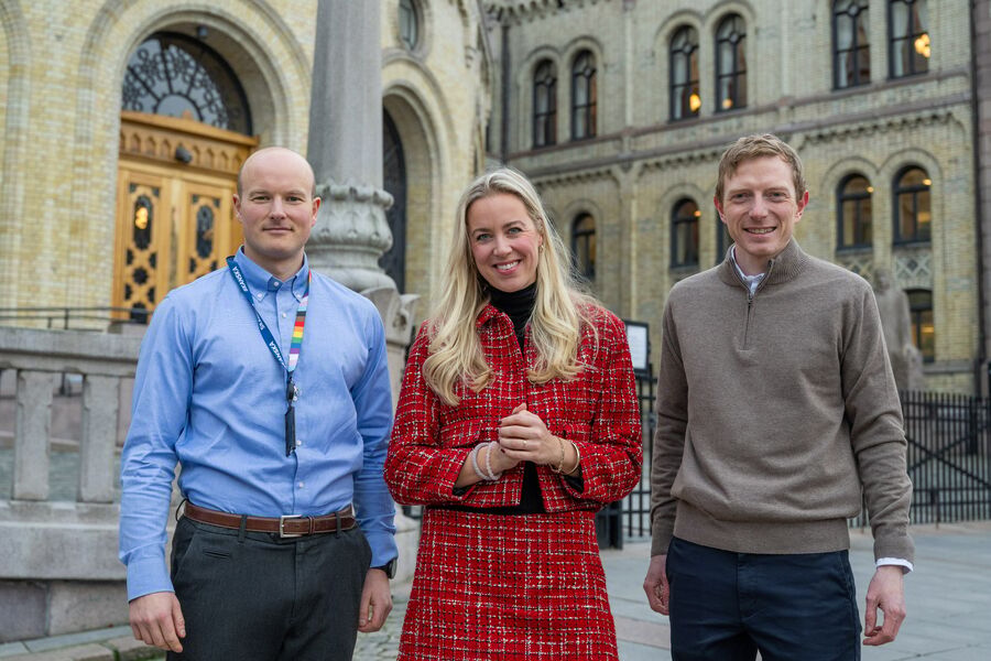 Fra venstre: Simen Kjøllmoen (Skanska), Gina Marie Qvale (EBA) og Ivar Sletta (Veidekke) møtte stortingsrepresentant Anne Kristine Linnestad fra transport- og kommunikasjonskomiteen på Stortinget. Foto: Stian Norum Herlofsen, EBA