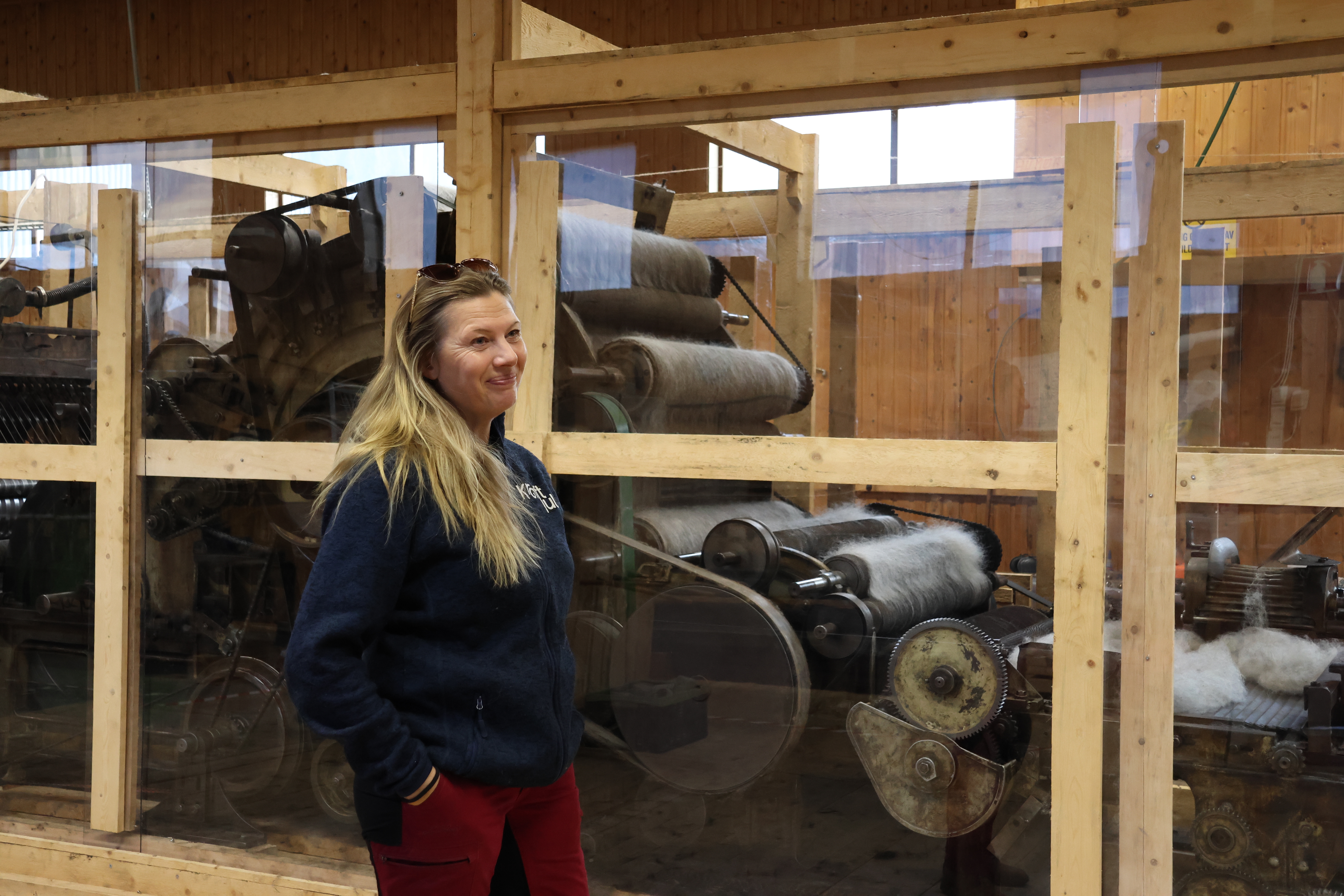 Daglig leder i KraftUll foran kardemaskinen