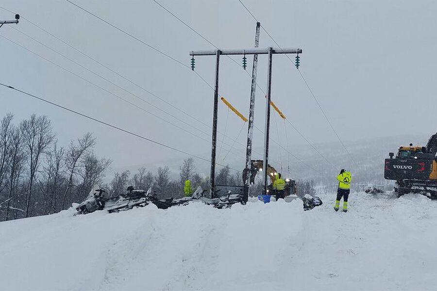 Arva reiser kraftstolper i Svandalen på Senja i februar 2025 Foto: Per-Tore Storelvmo, Arva